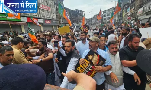 लाल चौक पर उमर सरकार के खिलाफ प्रदर्शन