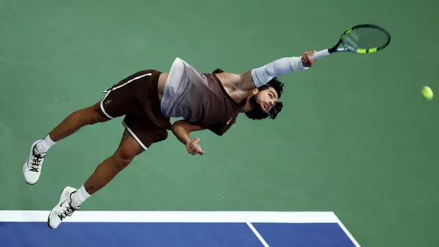 कलाई की चोट को पीछे छोड़ अलकराज ने US Open में मचाया धमाल कलाई की चोट को पीछे छोड़ अलकराज ने US Open में मचाया धमाल