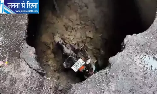 लखनऊ में धंसी सड़क बाइक सवार गिरा
