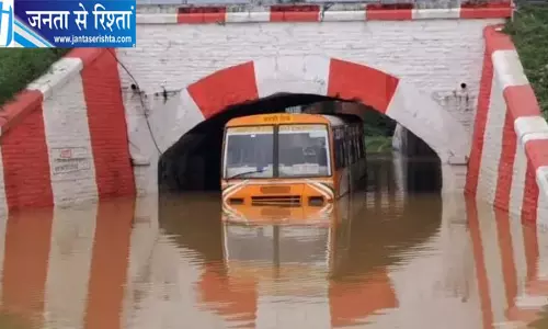 पटेंगरा नाले में फंसी रोडवेज बस पटेंगरा नाले में फंसी रोडवेज बस
