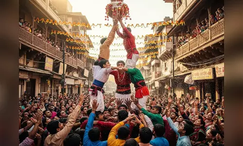 कान्हा की माखन चोरी से कैसे शुरू हुई दही हांडी की परंपरा जानें पूरी कहानी कान्हा की माखन चोरी से कैसे शुरू हुई दही हांडी की परंपरा जानें पूरी कहानी