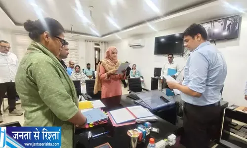 डीएम ने हया को सौंपा नागरिकता प्रमाण पत्र डीएम ने हया को सौंपा नागरिकता प्रमाण पत्र