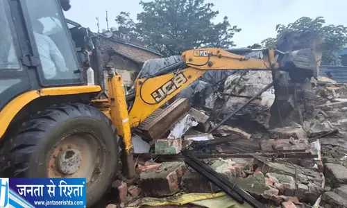 रोडवेज परिसर के बाहर चला बुलडोजर रोडवेज परिसर के बाहर चला बुलडोजर