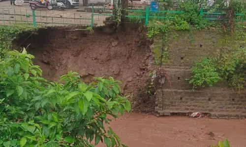 सोलन के परवाणू में बारिश से सड़कें और मकान क्षतिग्रस्त