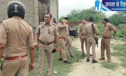 गिरफ्तारी के लिए पहुंची पुलिस टीम को महिला ने घर में बनाया बंधक
