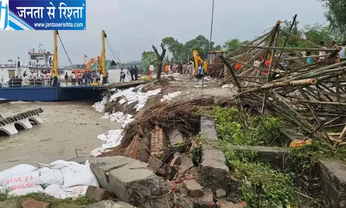 राघोपुर तटबंध पर संकट प्रशासन ने संभाला मोर्चा राघोपुर तटबंध पर संकट प्रशासन ने संभाला मोर्चा