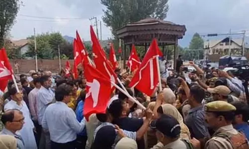श्रीनगर में एनसी और भाजपा का आमने-सामने विरोध प्रदर्शन, पुलिस ने दोनों दलों के मार्च को रोका श्रीनगर में एनसी और भाजपा का आमने-सामने विरोध प्रदर्शन, पुलिस ने दोनों दलों के मार्च को रोका