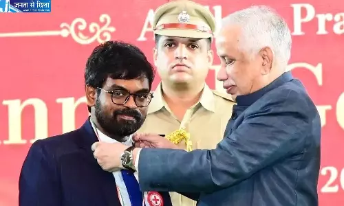 Andhra: कृष्णा कलेक्टर बालाजी को रेड क्रॉस सेवा स्वर्ण पुरस्कार मिला