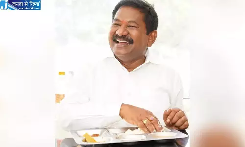Andhra: मंत्री ने अन्ना कैंटीन का निरीक्षण किया Andhra: मंत्री ने अन्ना कैंटीन का निरीक्षण किया