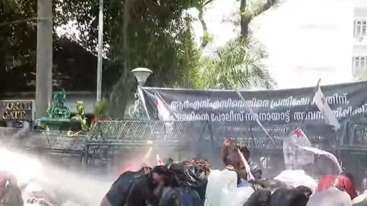 राजधानी में SFI का सचिवालय मार्च हिंसक, पुलिस ने किया लाठीचार्ज