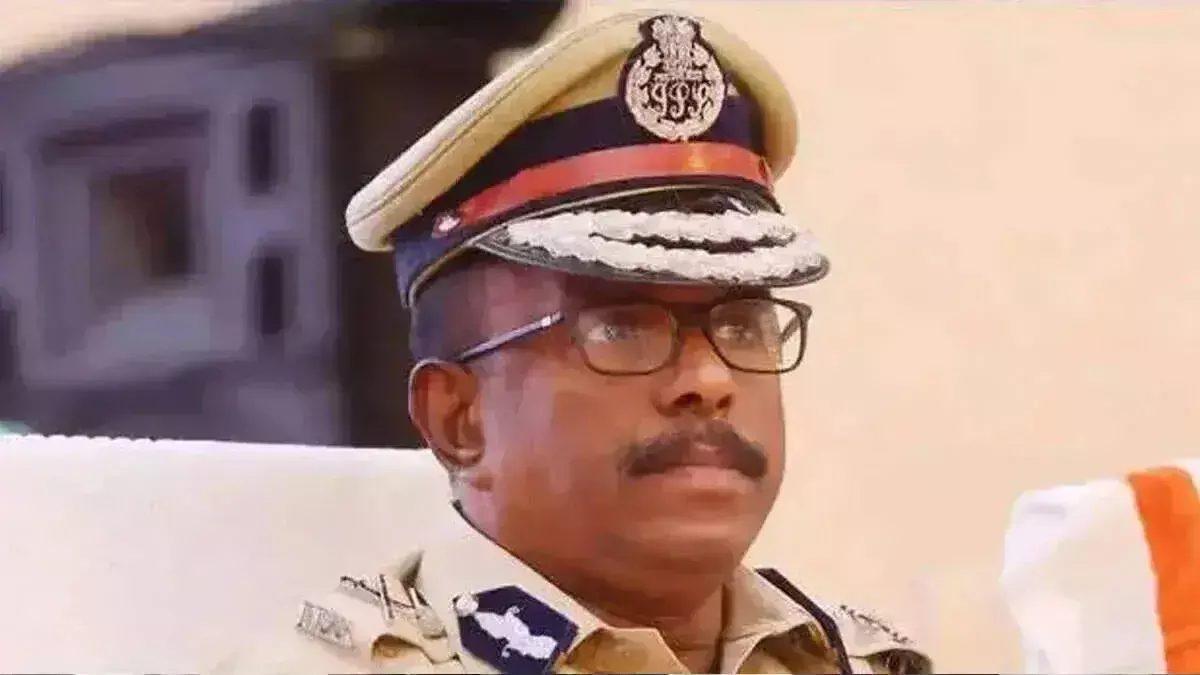 Kerala: सस्पेंशन के बाद भी अजित कुमार को पुलिस सुरक्षा, 14 जवान तैनात Kerala: सस्पेंशन के बाद भी अजित कुमार को पुलिस सुरक्षा, 14 जवान तैनात
