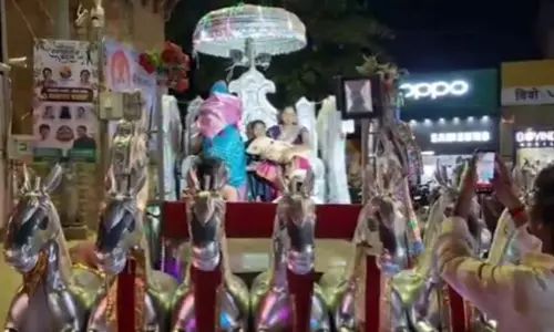200 साल बाद परिवार में आई ‘लक्ष्मी’, रथ पर निकली बेटी की भव्य शोभायात्रा 200 साल बाद परिवार में आई ‘लक्ष्मी’, रथ पर निकली बेटी की भव्य शोभायात्रा