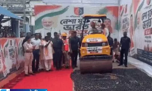 शुभेंदु अधिकारी ने संभाला बुलडोजर लाखों कफ सिरप की बोतलों पर चला पंजा शुभेंदु अधिकारी ने संभाला बुलडोजर लाखों कफ सिरप की बोतलों पर चला पंजा