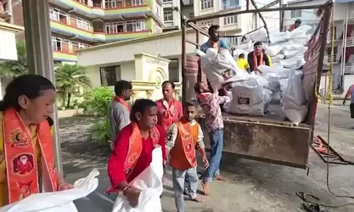 नेपाल त्रासदी पीड़ितों की मदद को आगे आए बागेश्वर बाबा, चार ट्रकों में भेजी राहत सामग्री