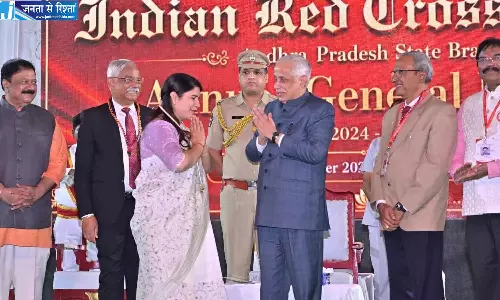 Andhra: गवर्नर नज़ीर ने कलेक्टर राजकुमारी को रेड क्रॉस स्वर्ण पदक प्रदान किया