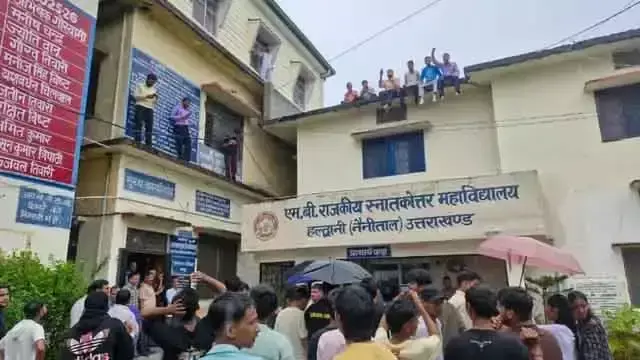 Haldwani: कॉलेज में छात्रों ने किया हंगामा, प्राचार्य कक्ष की छत पर चढ़कर जताया विरोध