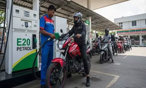 पेट्रोल डीजल की कीमतों पर बढ़ा दबाव कच्चे तेल के भाव ने बढ़ाई टेंशन पेट्रोल डीजल की कीमतों पर बढ़ा दबाव कच्चे तेल के भाव ने बढ़ाई टेंशन