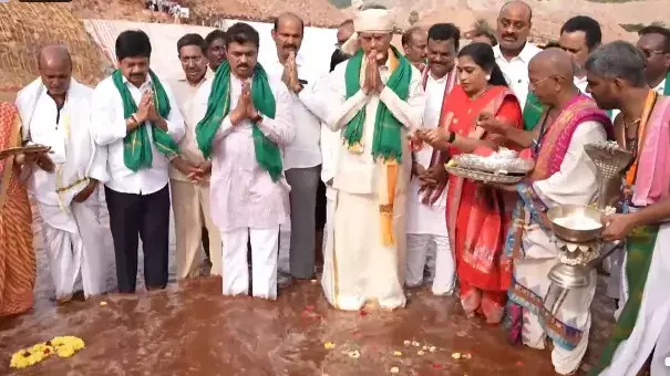 ऐतिहासिक क्षण: उत्तरांध्र पहुंचा गोदावरी का पानी, चंद्रबाबू नायडू ने मनाया जश्न ऐतिहासिक क्षण: उत्तरांध्र पहुंचा गोदावरी का पानी, चंद्रबाबू नायडू ने मनाया जश्न