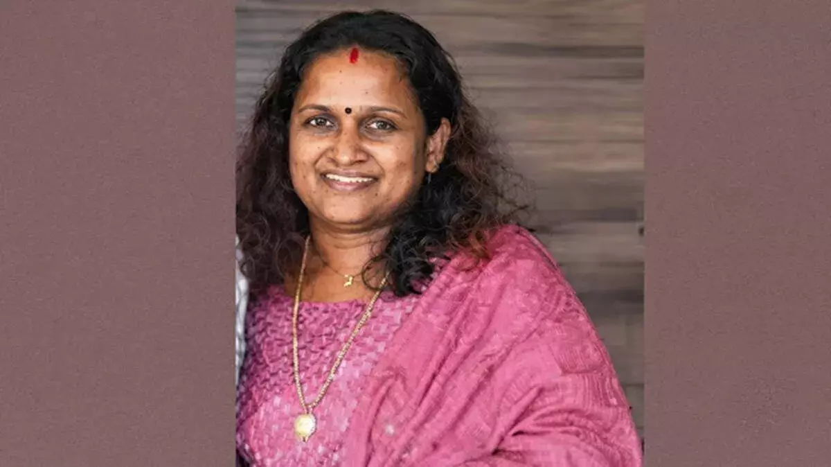 आवास योजना में बड़ा घोटाला: मां, पति और दोस्तों को लाभार्थी बनाने वाली VEO गिरफ्तार