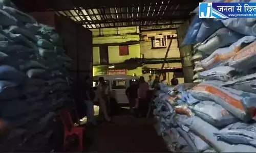 अवैध खाद बिक्री के आरोप पर गोदाम में पुलिस का छापा अवैध खाद बिक्री के आरोप पर गोदाम में पुलिस का छापा