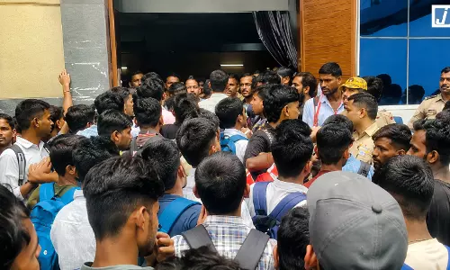 BSF भर्ती परीक्षा में बवाल, सर्वर डाउन होने पर फूटा अभ्यर्थियों का गुस्सा BSF भर्ती परीक्षा में बवाल, सर्वर डाउन होने पर फूटा अभ्यर्थियों का गुस्सा