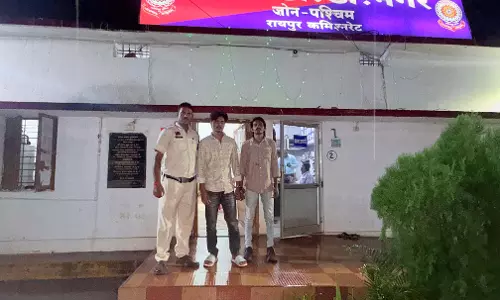 रायपुर में चाकू लहराकर लोगों को धमका रहे दो युवक गिरफ्तार रायपुर में चाकू लहराकर लोगों को धमका रहे दो युवक गिरफ्तार
