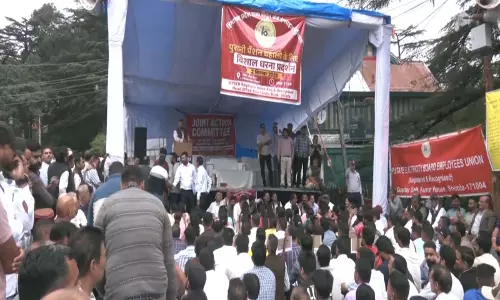 हिमाचल विधानसभा पर HPSEB कर्मचारियों का घेराव, OPS और 11,500 पदों पर भर्ती की मांग हिमाचल विधानसभा पर HPSEB कर्मचारियों का घेराव, OPS और 11,500 पदों पर भर्ती की मांग