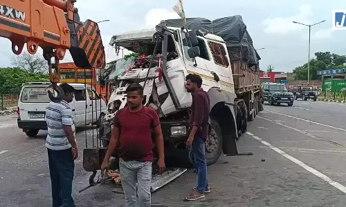 एक झटके में मची चीख-पुकार! रोडवेज बस और ट्रक की भीषण टक्कर; 20 यात्री घायल एक झटके में मची चीख-पुकार! रोडवेज बस और ट्रक की भीषण टक्कर; 20 यात्री घायल