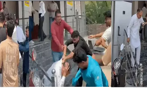 कांग्रेस जिलाध्यक्ष को अपने ही कार्यकर्ताओं ने पीटा