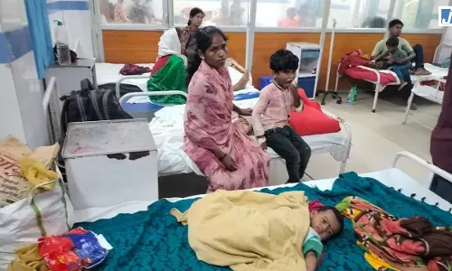 बालाघाट में बच्चों पर बीमारी का कहर, अस्पताल में एक बेड पर 3-4 मासूमों का इलाज बालाघाट में बच्चों पर बीमारी का कहर, अस्पताल में एक बेड पर 3-4 मासूमों का इलाज