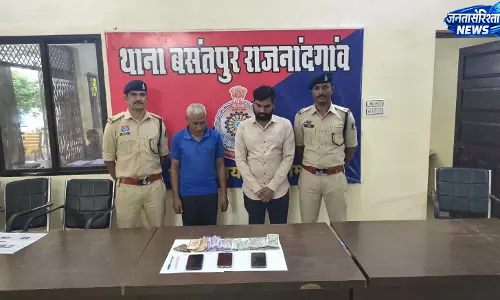 मोबाइल से सट्टा पट्टी लिख रहे दो सटोरिए गिरफ्तार मोबाइल से सट्टा पट्टी लिख रहे दो सटोरिए गिरफ्तार