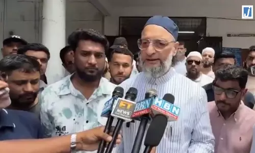 SIR हियरिंग सेंटर पहुंचे ओवैसी मतदाताओं से दस्तावेज जमा करने की अपील
