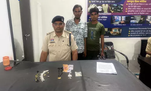 सूने मकान का ताला तोड़कर सोना-चांदी चोरी, 2 नाबालिग सहित 4 गिरफ्तार सूने मकान का ताला तोड़कर सोना-चांदी चोरी, 2 नाबालिग सहित 4 गिरफ्तार