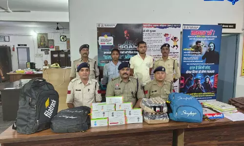 रेलवे स्टेशन के पास नशीली दवाओं की बिक्री 150 सिरप और 13,800 टेबलेट जब्त रेलवे स्टेशन के पास नशीली दवाओं की बिक्री 150 सिरप और 13,800 टेबलेट जब्त