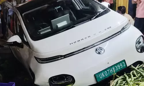 बेकाबू कार ने सड़क पर मचाया हड़कंप: देखें VIDEO बेकाबू कार ने सड़क पर मचाया हड़कंप: देखें VIDEO
