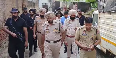 नशे के खिलाफ पुलिस की बड़ी कार्रवाई, 150 जवानों के साथ टीमों ने मारे छापे, 10 संदिग्ध हिरासत में नशे के खिलाफ पुलिस की बड़ी कार्रवाई, 150 जवानों के साथ टीमों ने मारे छापे, 10 संदिग्ध हिरासत में