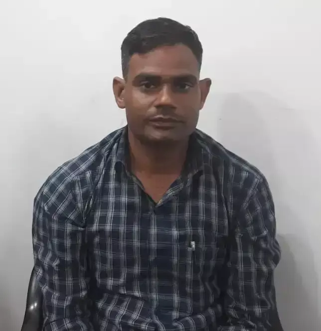 Jaipur: रिश्वत लेते एएसआई पर कार्रवाई, 15 हजार रुपये के साथ गिरफ्तार Jaipur: रिश्वत लेते एएसआई पर कार्रवाई, 15 हजार रुपये के साथ गिरफ्तार