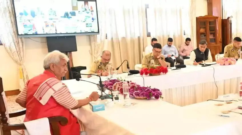 Srinagar: आतंकवाद के खिलाफ जम्मू-कश्मीर में और सख्ती, उपराज्यपाल ने दिए अभियान तेज करने के निर्देश Srinagar: आतंकवाद के खिलाफ जम्मू-कश्मीर में और सख्ती, उपराज्यपाल ने दिए अभियान तेज करने के निर्देश