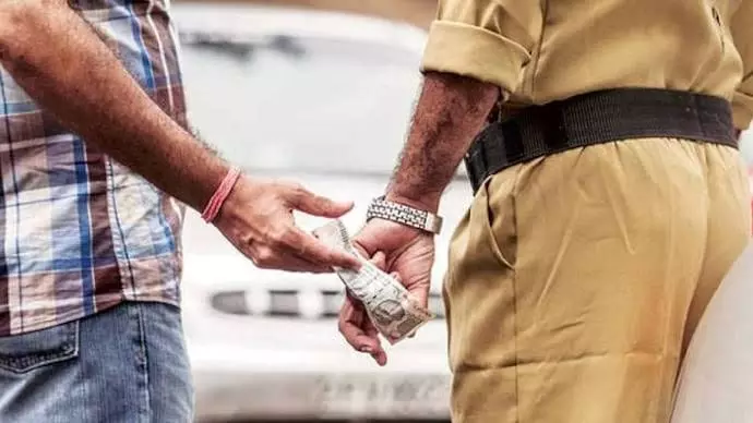 Srinagar: दो पुलिस अधिकारियों पर गिरी गाज, 15 हजार की रिश्वत के आरोप में ACB ने पकड़ा Srinagar: दो पुलिस अधिकारियों पर गिरी गाज, 15 हजार की रिश्वत के आरोप में ACB ने पकड़ा