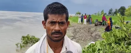 घाघरा का कहरः खेतों के बाद अब आशियानों पर कटान का खतरा, घर तोड़कर ईंटें बचाने को मजबूर ग्रामीण घाघरा का कहरः खेतों के बाद अब आशियानों पर कटान का खतरा, घर तोड़कर ईंटें बचाने को मजबूर ग्रामीण