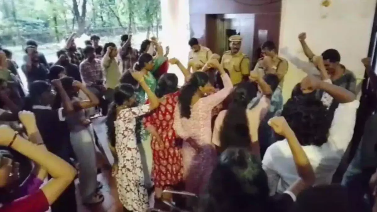 कलाडी संस्कृत यूनिवर्सिटी कार्रवाई: SFI के 16 कार्यकर्ता निलंबित कलाडी संस्कृत यूनिवर्सिटी कार्रवाई: SFI के 16 कार्यकर्ता निलंबित