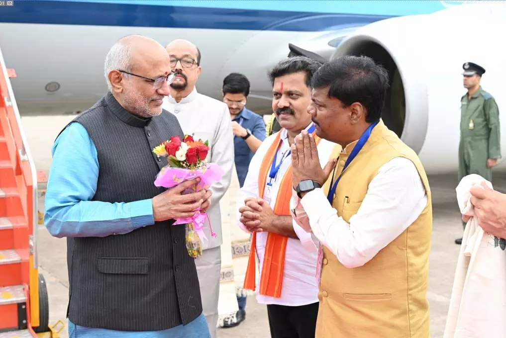 उपराष्ट्रपति सीपी राधाकृष्णन पहुंचे रायपुर, सुरक्षा व्यवस्था चाक-चौबंद उपराष्ट्रपति सीपी राधाकृष्णन पहुंचे रायपुर, सुरक्षा व्यवस्था चाक-चौबंद