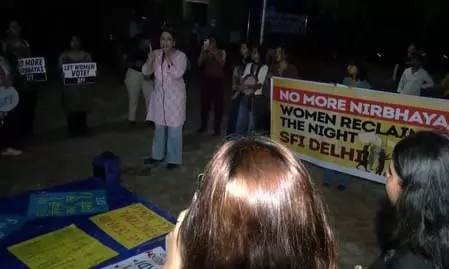 छात्राओं ने स्लीपर बस गैंगरेप केस के विरोध में आधी रात को निकाला मार्च छात्राओं ने स्लीपर बस गैंगरेप केस के विरोध में आधी रात को निकाला मार्च