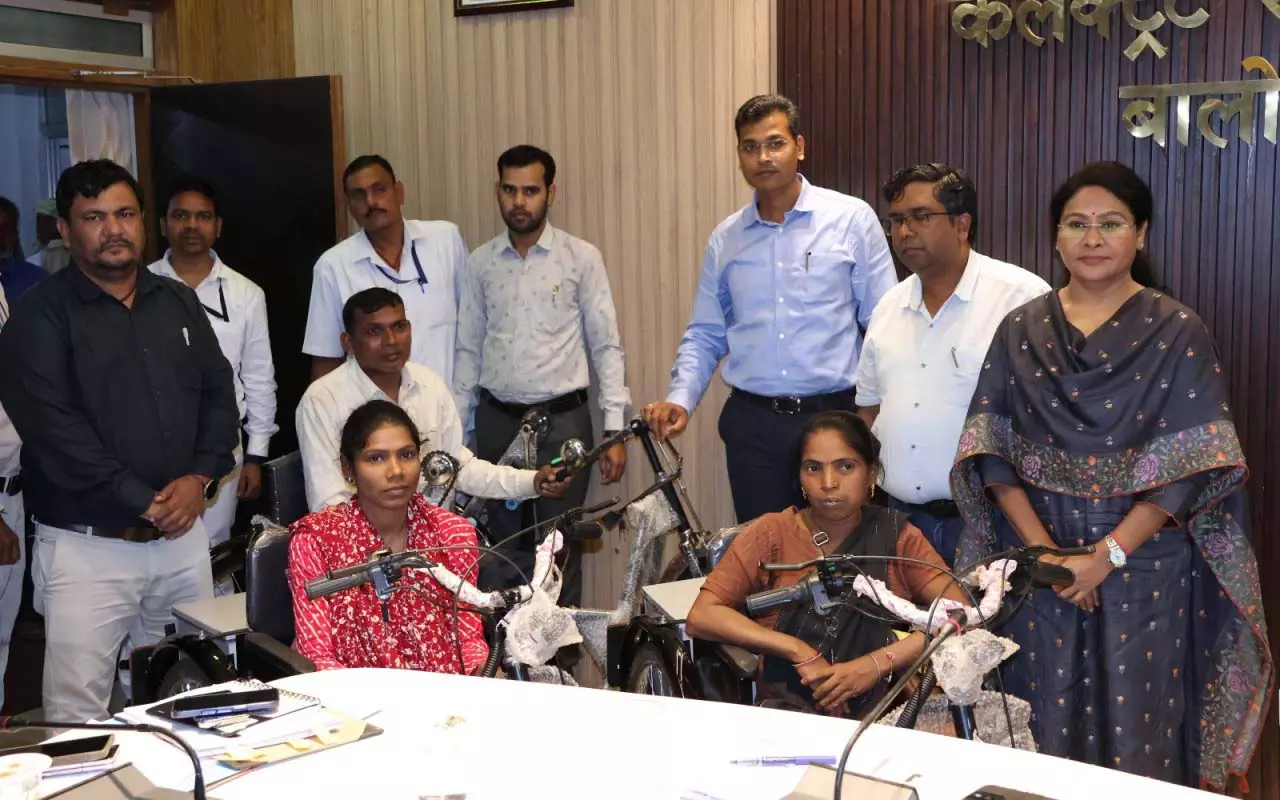 तीन दिव्यांगजनों की राह हुई आसान, मिली ट्राईसिकल बोले धन्यवाद विष्णु भैया तीन दिव्यांगजनों की राह हुई आसान, मिली ट्राईसिकल बोले धन्यवाद विष्णु भैया