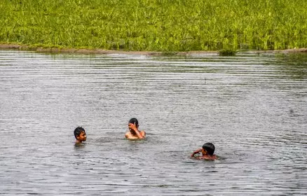 घर के पास गड्ढे में भरे पानी में दो लड़कियों के शव मिले, गांव में फैली सनसनी घर के पास गड्ढे में भरे पानी में दो लड़कियों के शव मिले, गांव में फैली सनसनी
