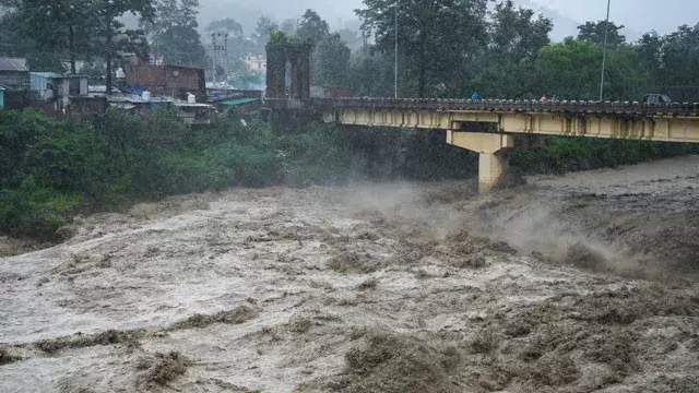 उत्तराखंड में भारी बारिश: बाढ़ और भूस्खलन का खतरा उत्तराखंड में भारी बारिश: बाढ़ और भूस्खलन का खतरा