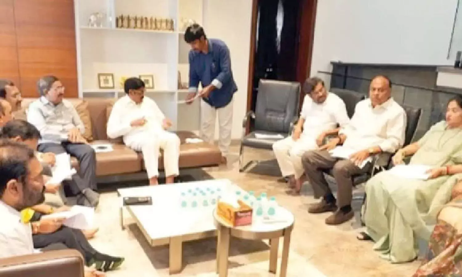 रणनीति बनाने के लिए TDP के वरिष्ठ नेताओं की बैठक रणनीति बनाने के लिए TDP के वरिष्ठ नेताओं की बैठक