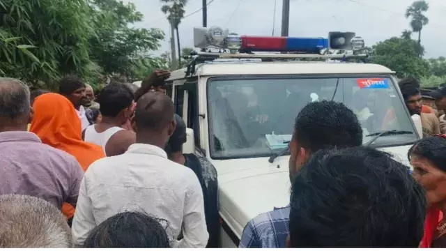 मोरहर नदी की तेज धारा में तीन मजदूर बहे दो सुरक्षित निकले एक लापता मोरहर नदी की तेज धारा में तीन मजदूर बहे दो सुरक्षित निकले एक लापता