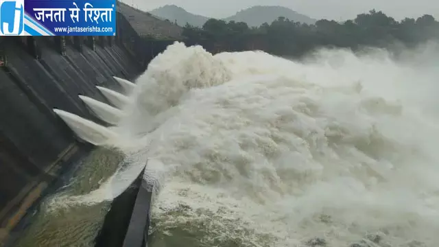 बारिश से मैथन पंचेत डैम का जलस्तर बढ़ा बारिश से मैथन पंचेत डैम का जलस्तर बढ़ा