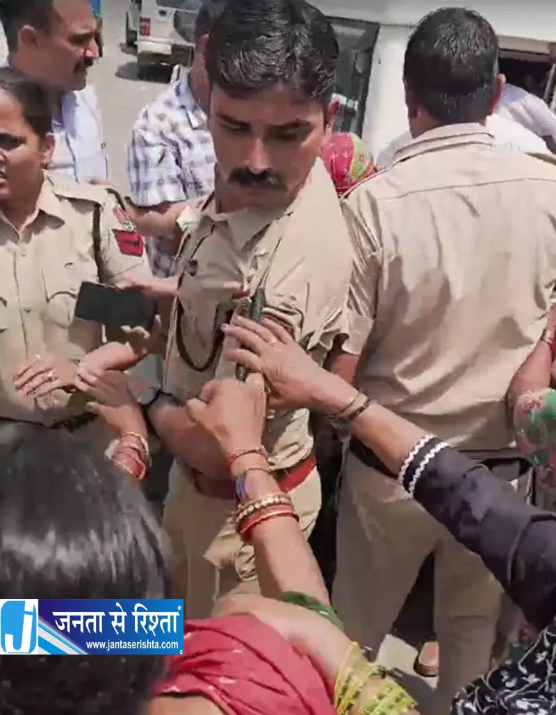 Hisar में सफाई कर्मचारियों और पुलिस में झड़प Hisar में सफाई कर्मचारियों और पुलिस में झड़प